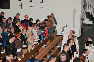 Alle Gläubigen erneuern durch Aussprengung des Taufwassers ihr Taufversprechen